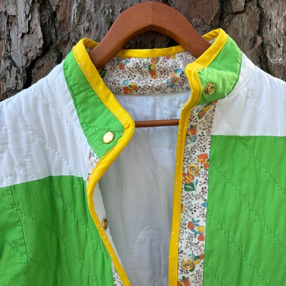 Size medium/large custom repurposed quilted jacket. Quilt is vintage. - Picture 3 of 6